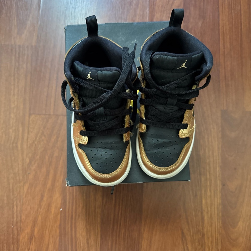 Air Jordan 1 Black/Gold/White 9c